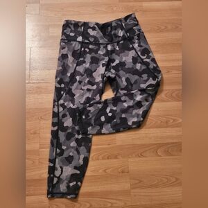 Athleta LIGHTNING CAMO 7/8 TIGHT 1X